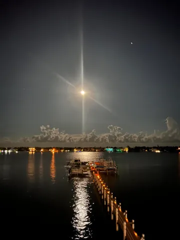 a picture of a wall and an entryway