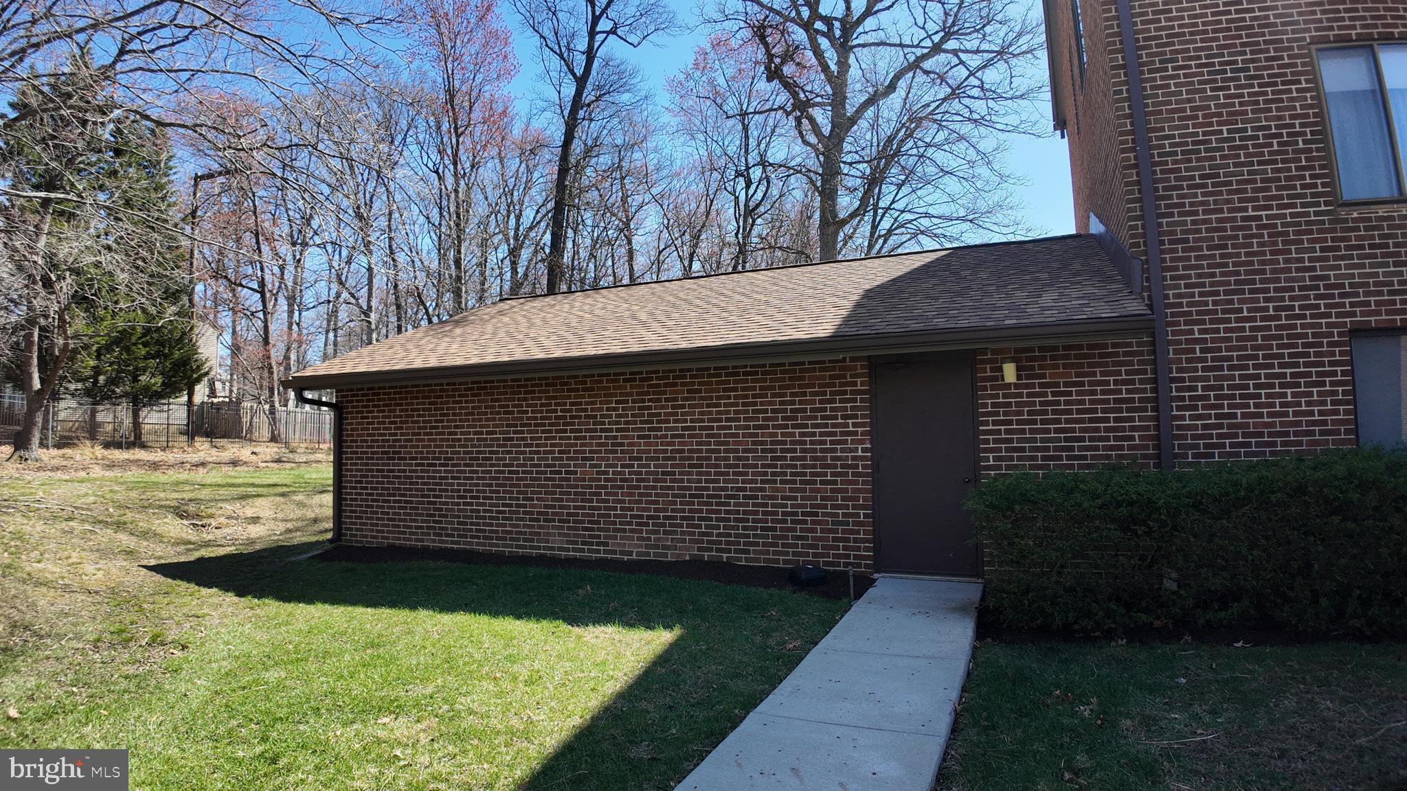 15311 Beaverbrook Court, Unit 903B Silver Spring, MD 20906 - Photo 33 of 36 a backyard of a house with lots of green space