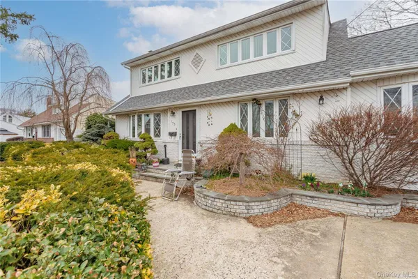$2,550 | 175 Wickfield Lane, North Babylon, NY 11703