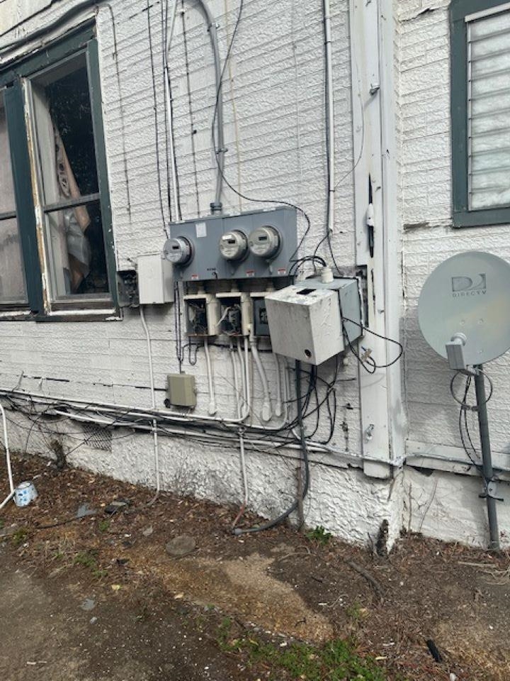 942 Roland Street, Unit 3 Memphis, TN 38114 - Photo 4 of 13 Exterior view of electric meter