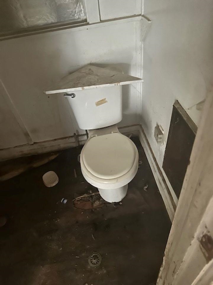 942 Roland Street, Unit 3 Memphis, TN 38114 - Photo 10 of 13 Bathroom with toilet