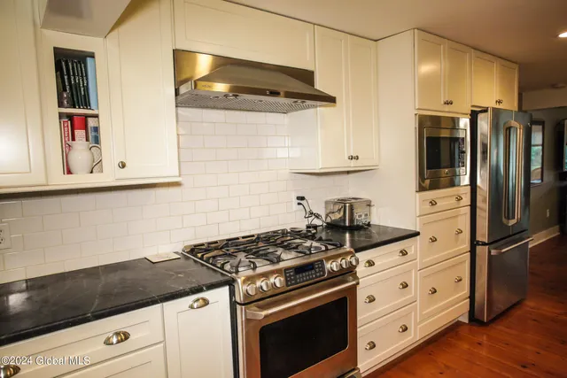 $665,000 | 983 Creek Road, Crown Point, NY 12928