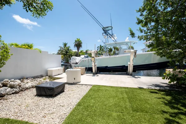 a view of entryway and kitchen
