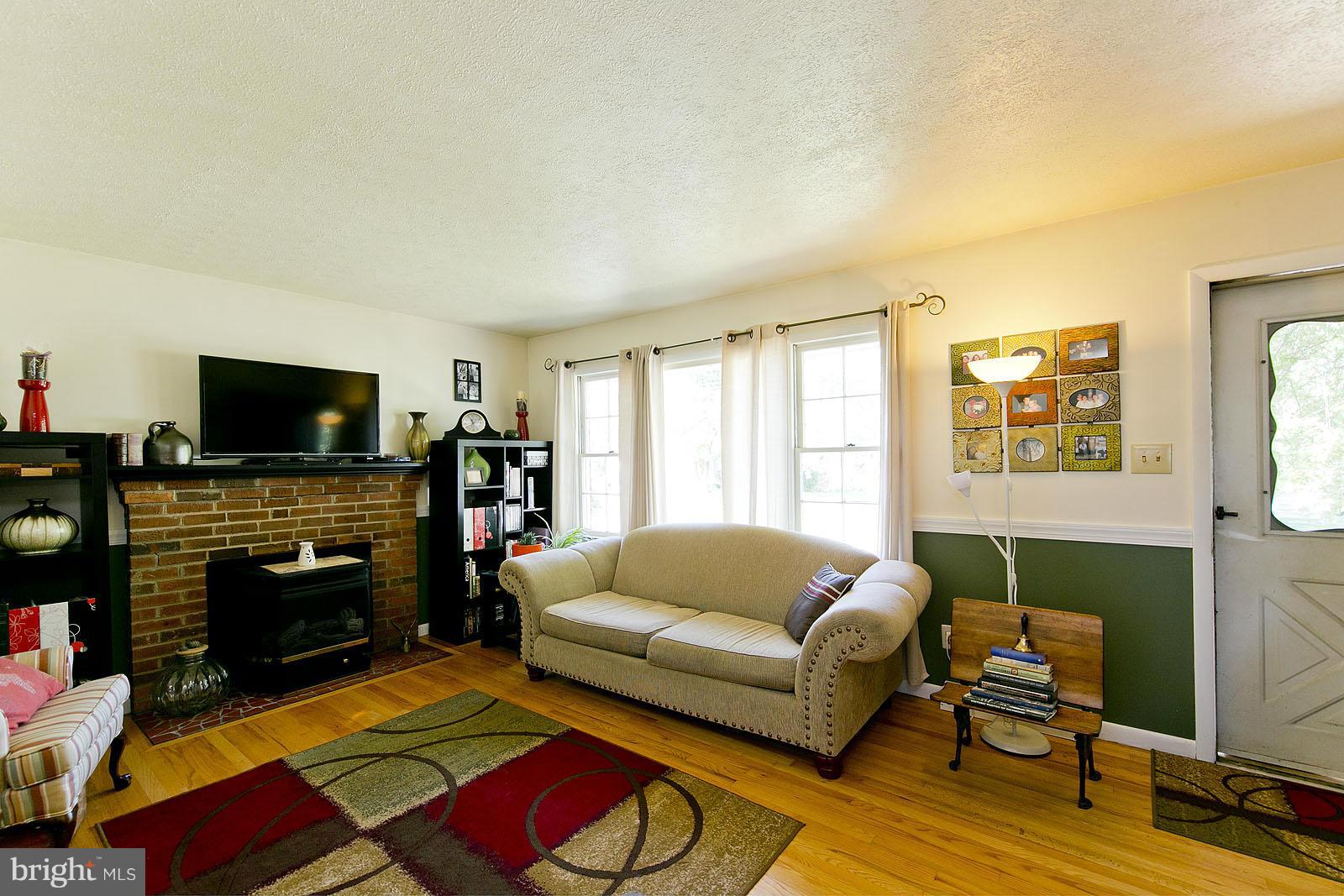 206 Ridge Road Winchester, VA 22602 - Photo 4 of 30 Living Room