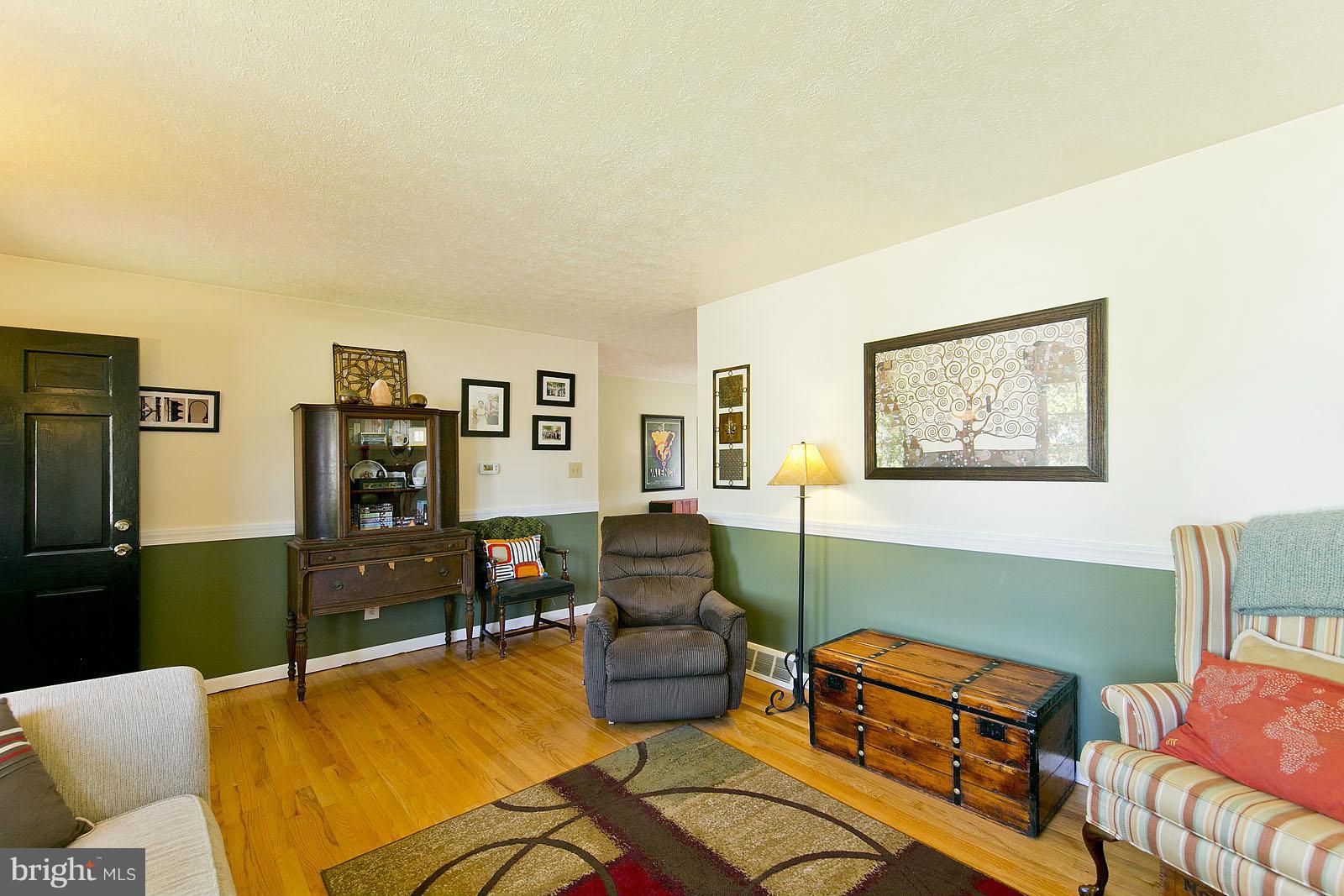 206 Ridge Road Winchester, VA 22602 - Photo 6 of 30 Living Room