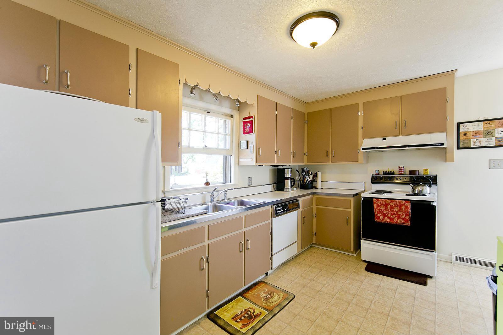 206 Ridge Road Winchester, VA 22602 - Photo 7 of 30 Kitchen