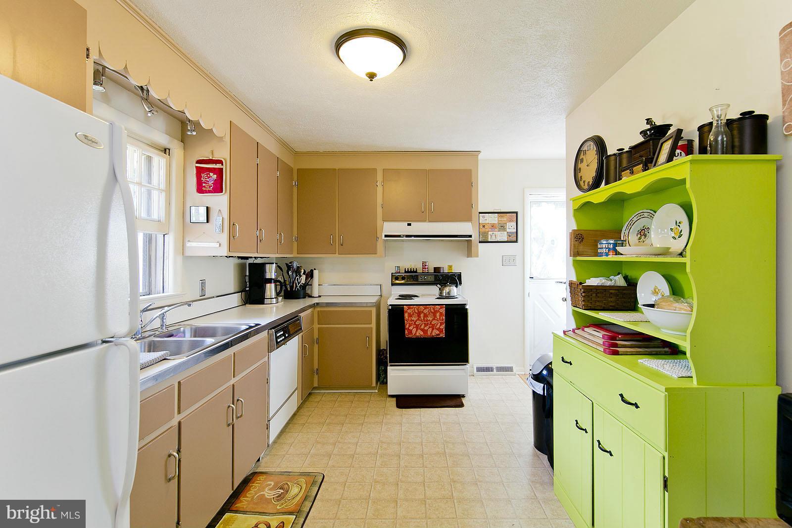 206 Ridge Road Winchester, VA 22602 - Photo 10 of 30 Kitchen