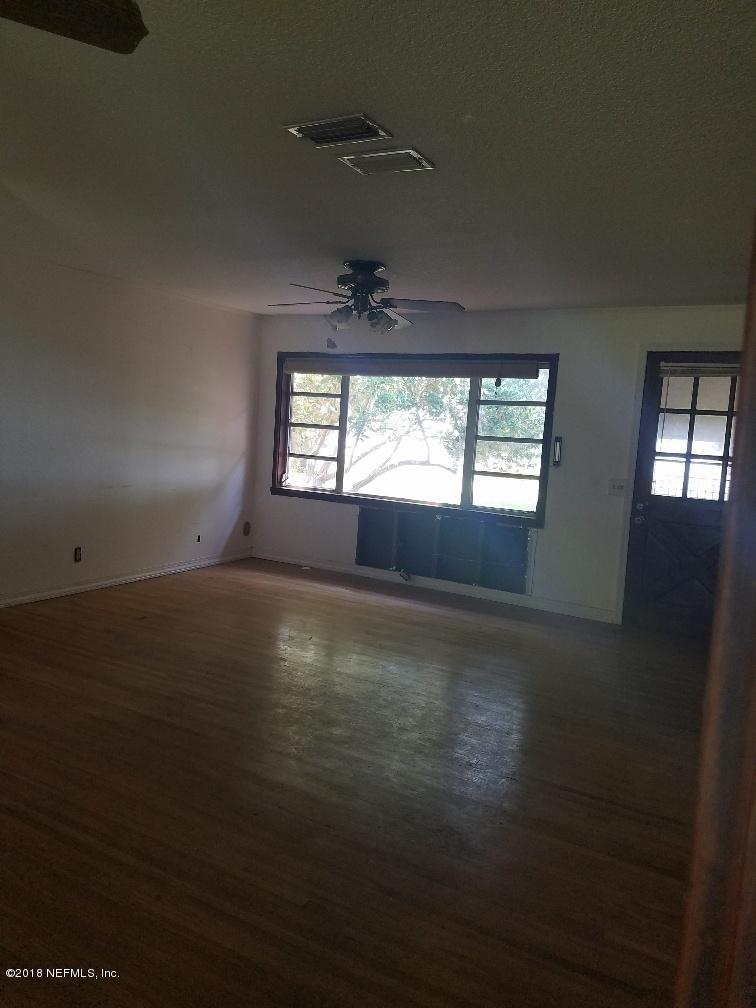 100 Cheffey Road Palatka, FL 32177 - Photo 6 of 10 100 CHEFFEY LIVING ROOM