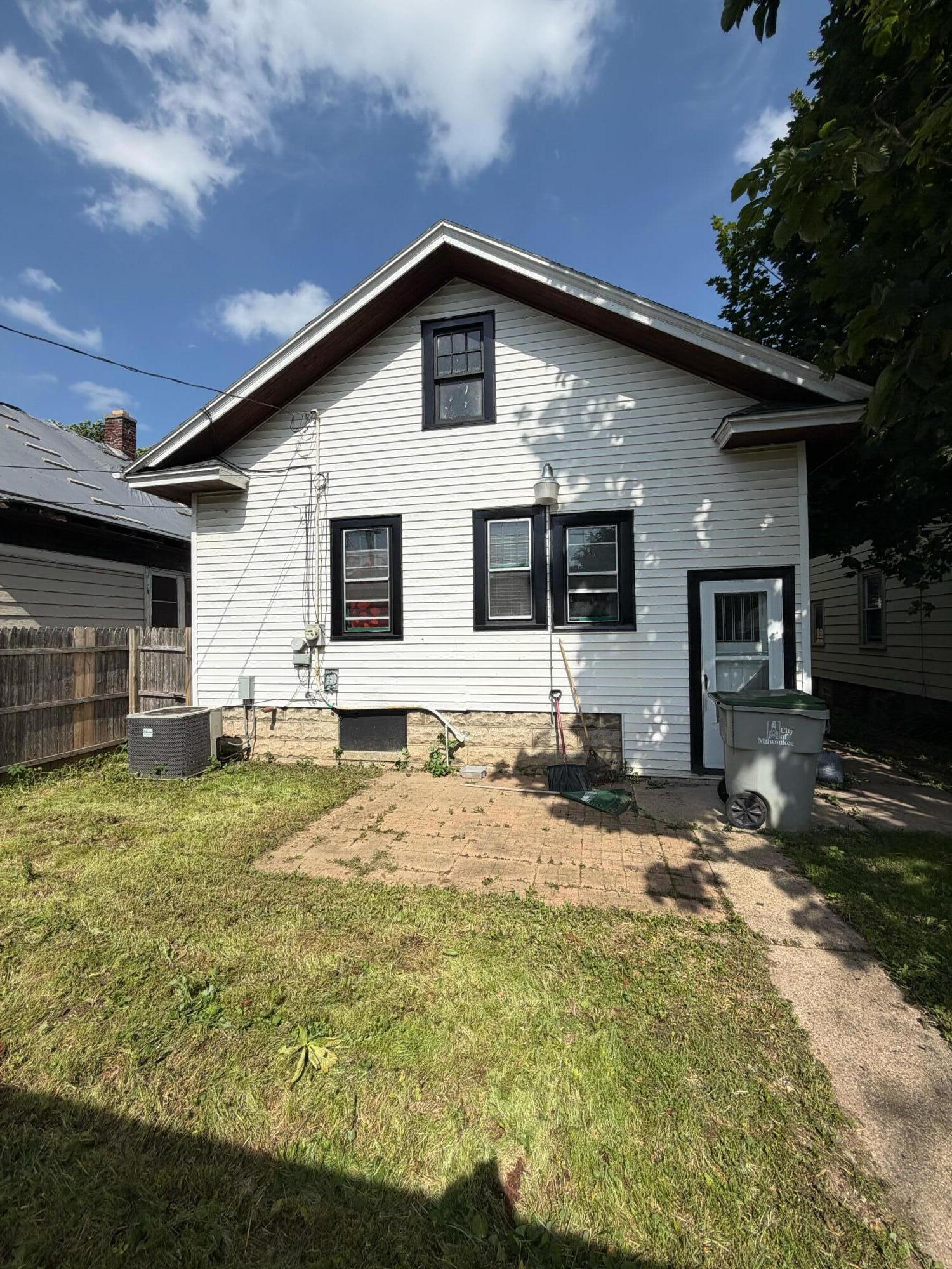 2807 North 36th Street Milwaukee, WI 53210 - Photo 2 of 25 IMG_1632