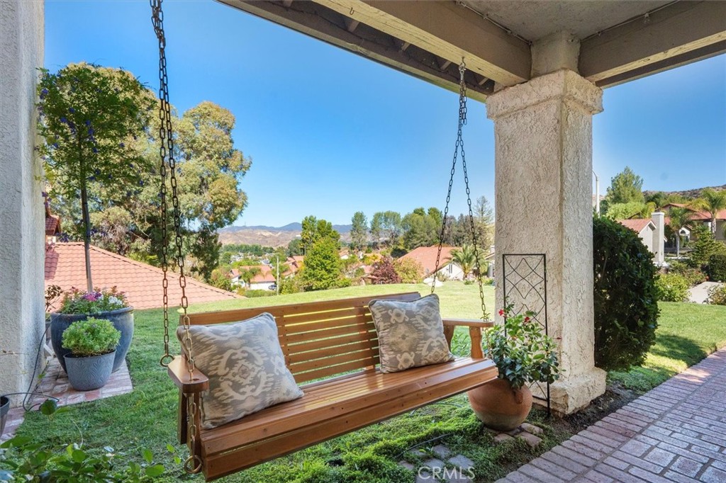 27641 Sutters Pointe Drive Saugus, CA 91350 - Photo 5 of 50