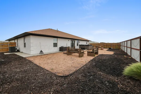 a view of a house with backyard