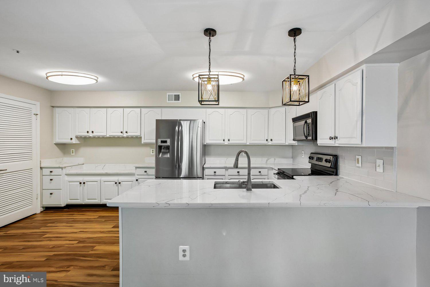 403 Fortress Way, Unit 403 Occoquan, VA 22125 - Photo 28 of 66 Modern kitchen with elegant finishes.