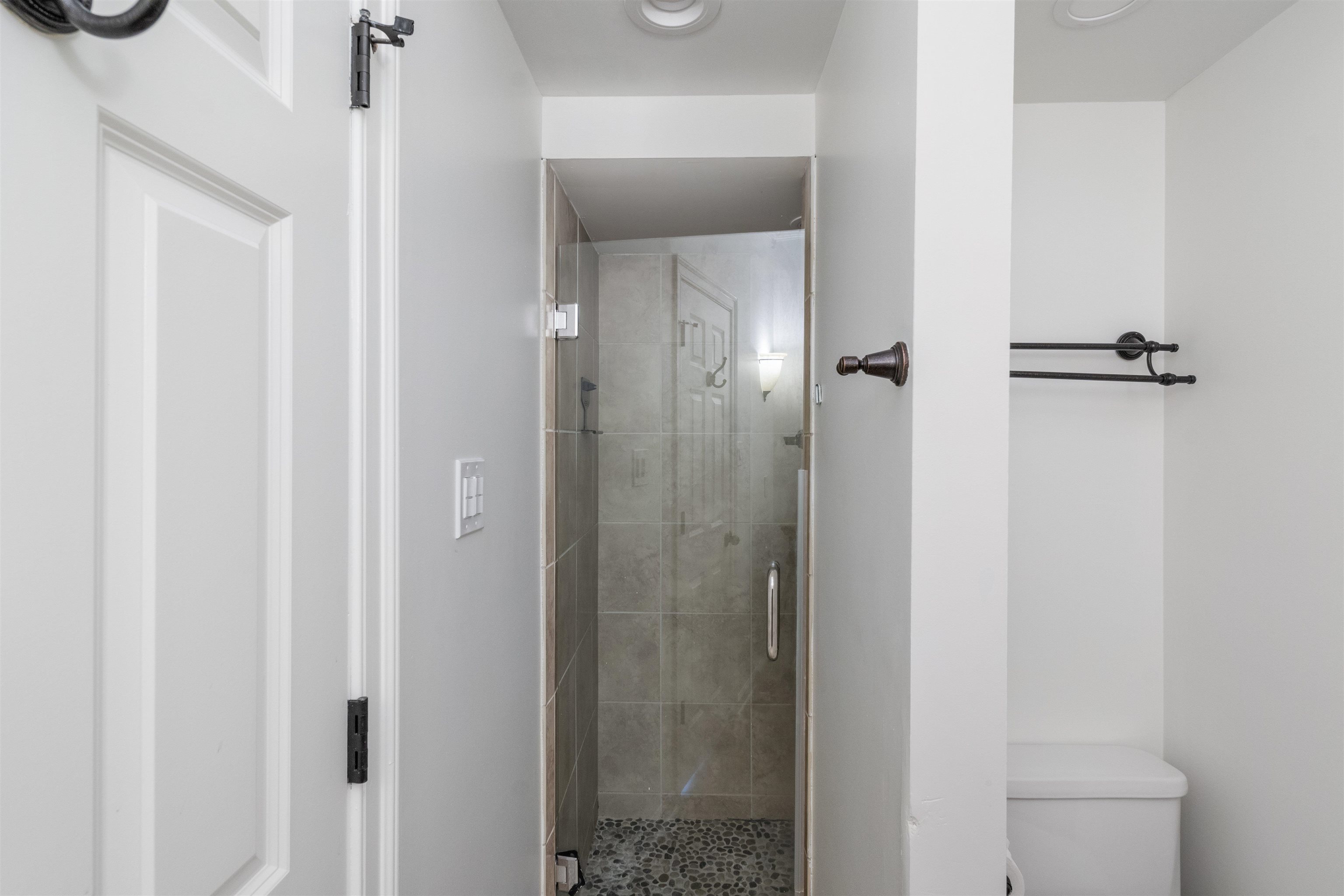 931 Harbor View Drive Memphis, TN 38103 - Photo 14 of 21 a bathroom with a shower