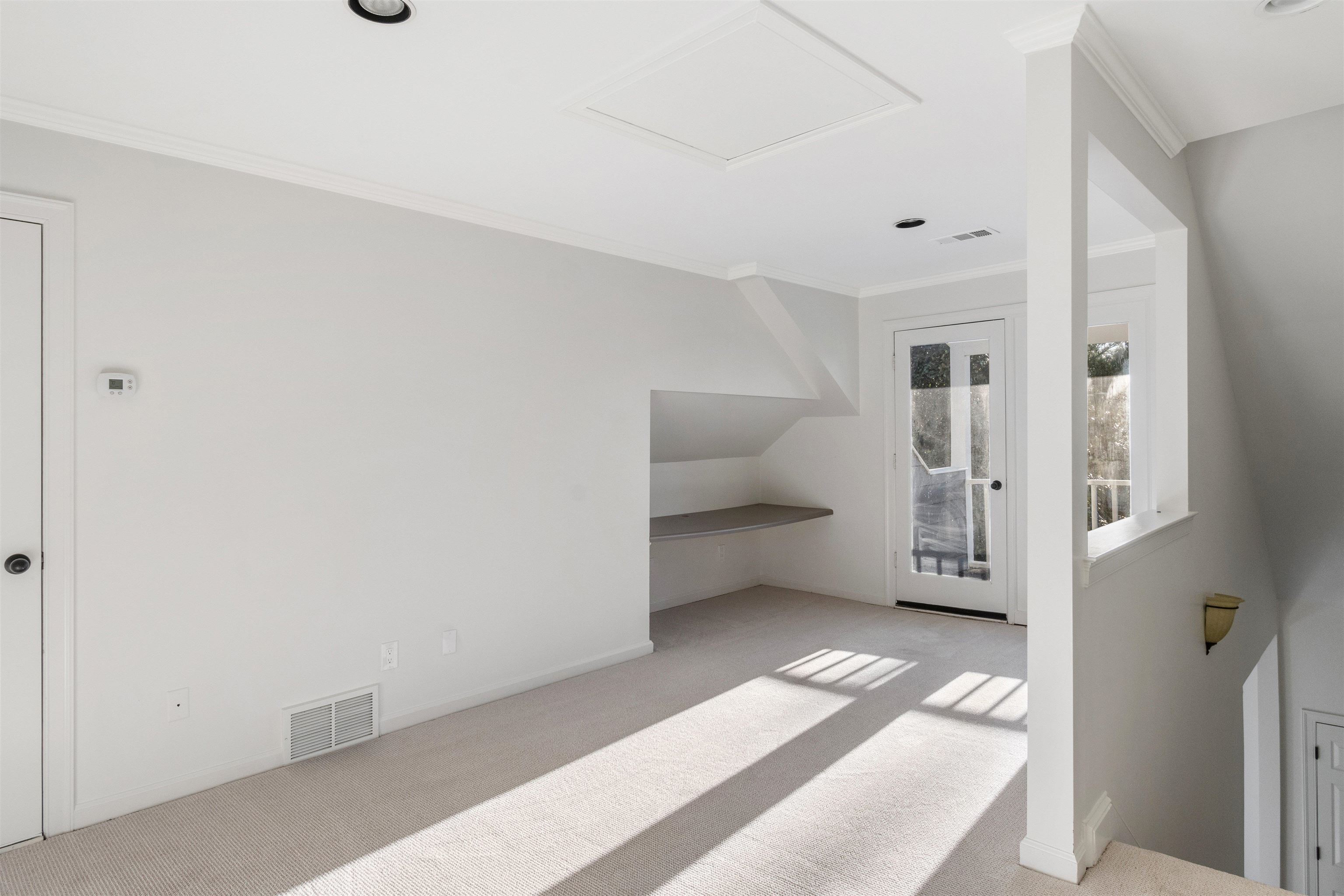 931 Harbor View Drive Memphis, TN 38103 - Photo 18 of 21 a room that has a bed and a window in it