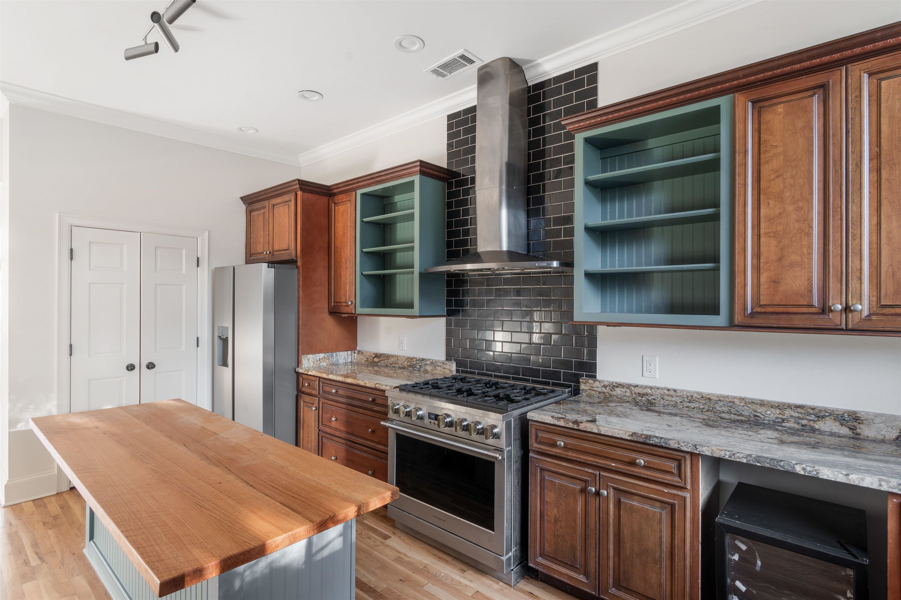 931 Harbor View Drive Memphis, TN 38103 - Photo 9 of 21 a kitchen with stainless steel appliances granite countertop a stove and a refrigerator