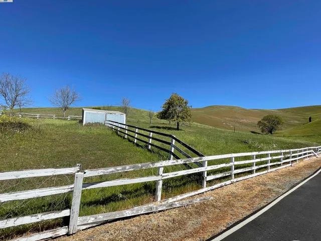 a view of a tennis court