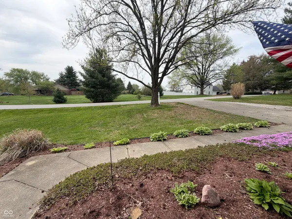 $318,900 | 825 West Krislynn Woods Avenue, West Terre Haute, IN 47885