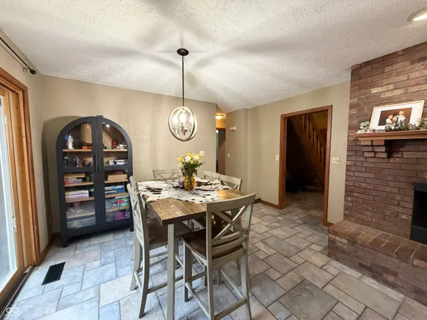$318,900 | 825 West Krislynn Woods Avenue, West Terre Haute, IN 47885