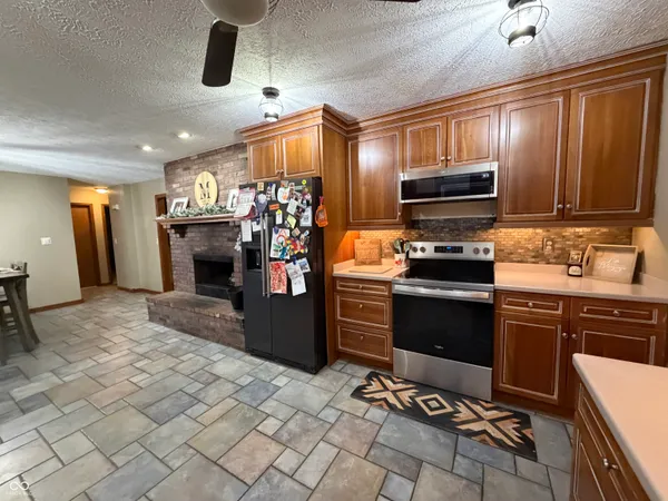 $319,900 | 825 West Krislynn Woods Avenue, West Terre Haute, IN 47885