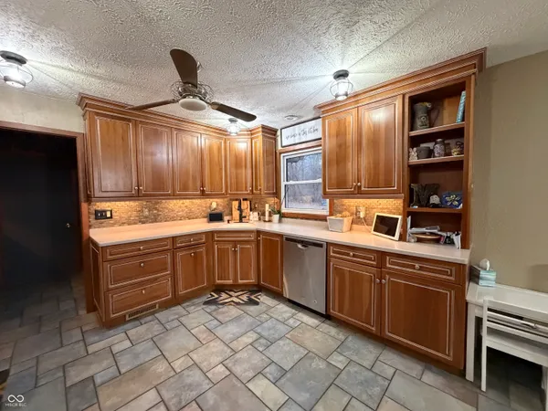 $318,900 | 825 West Krislynn Woods Avenue, West Terre Haute, IN 47885