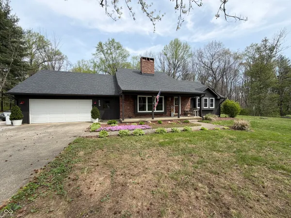 $318,900 | 825 West Krislynn Woods Avenue, West Terre Haute, IN 47885
