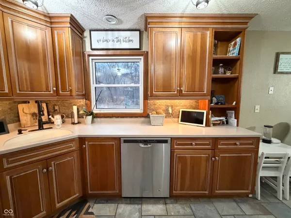 $318,900 | 825 West Krislynn Woods Avenue, West Terre Haute, IN 47885