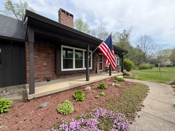 $318,900 | 825 West Krislynn Woods Avenue, West Terre Haute, IN 47885