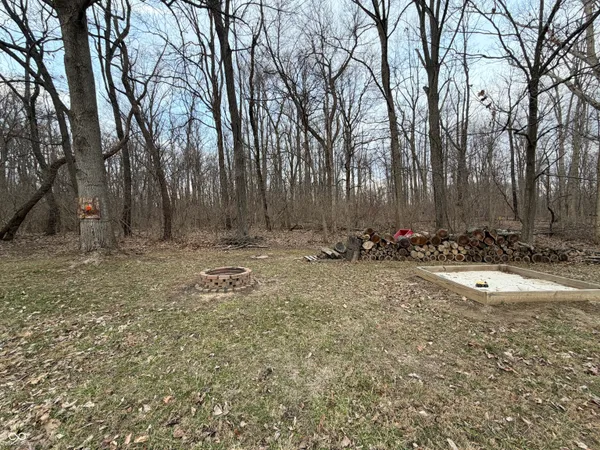 $319,900 | 825 West Krislynn Woods Avenue, West Terre Haute, IN 47885