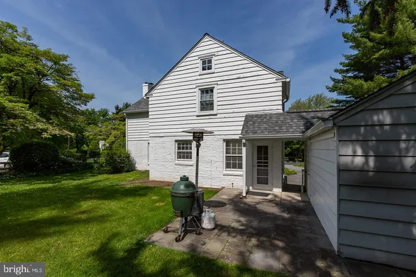 a view of a small house with backyard