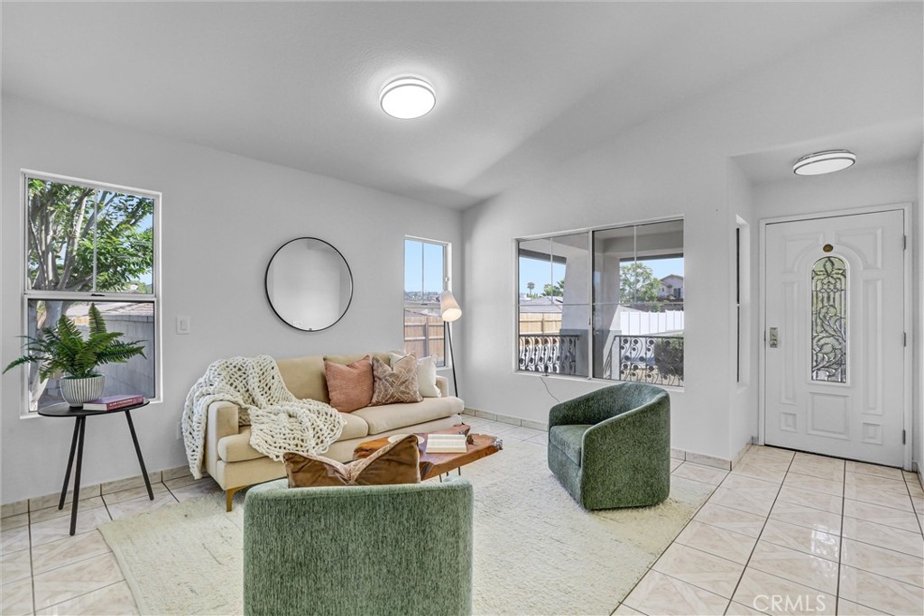 3324 Monique Lane Spring Valley, CA 91977 - Photo 6 of 32 Living Room