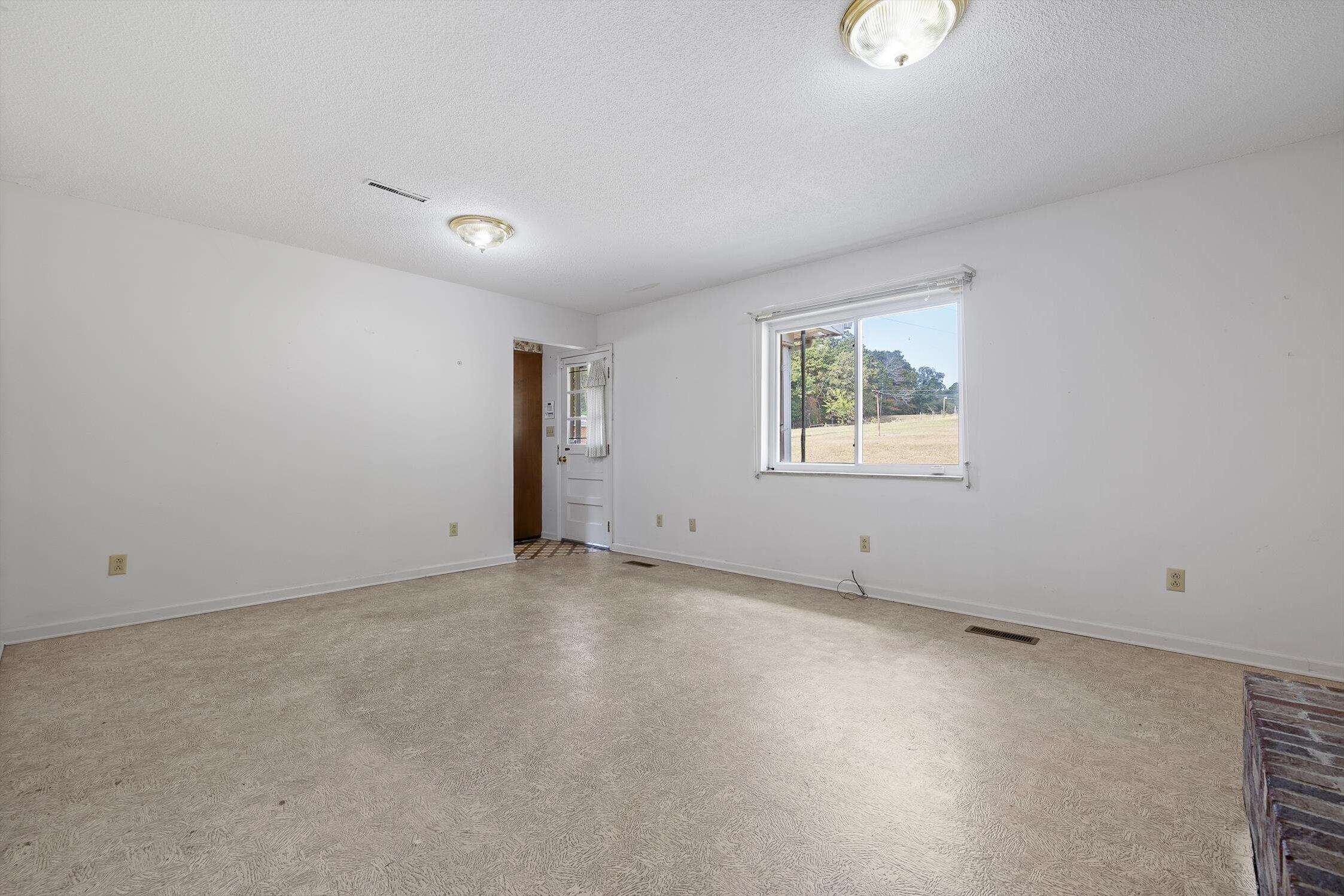 9405 Highway 58 Harrison, TN 37341 - Photo 27 of 76 Family Room - Primary Home