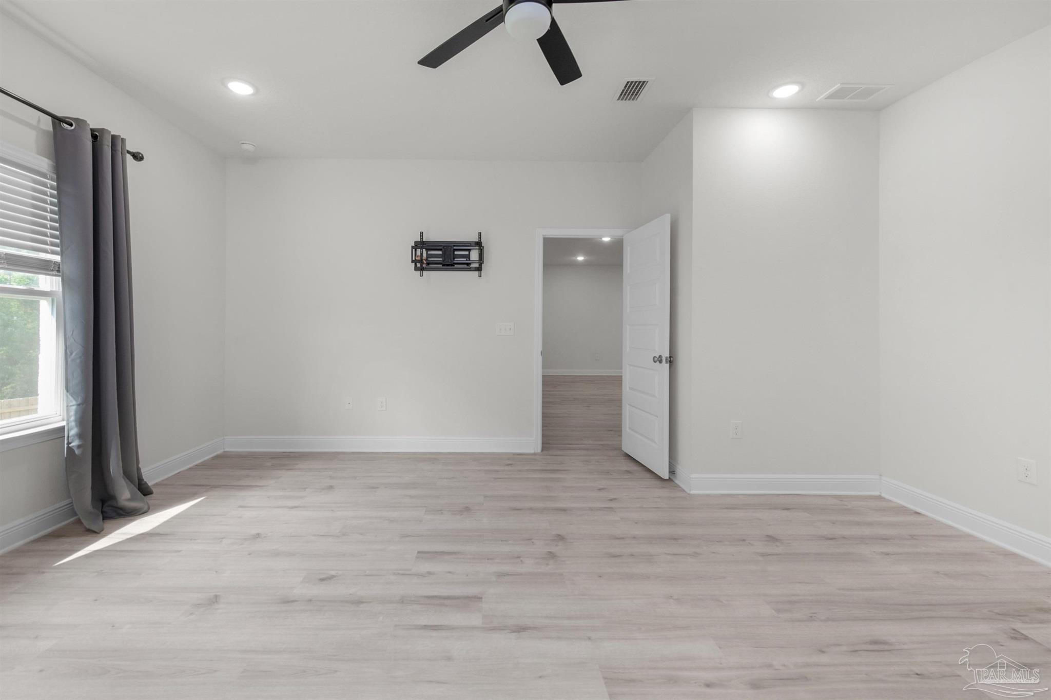 7814 Burnside Loop Pensacola, FL 32526 - Photo 28 of 41 an empty room with fan and windows