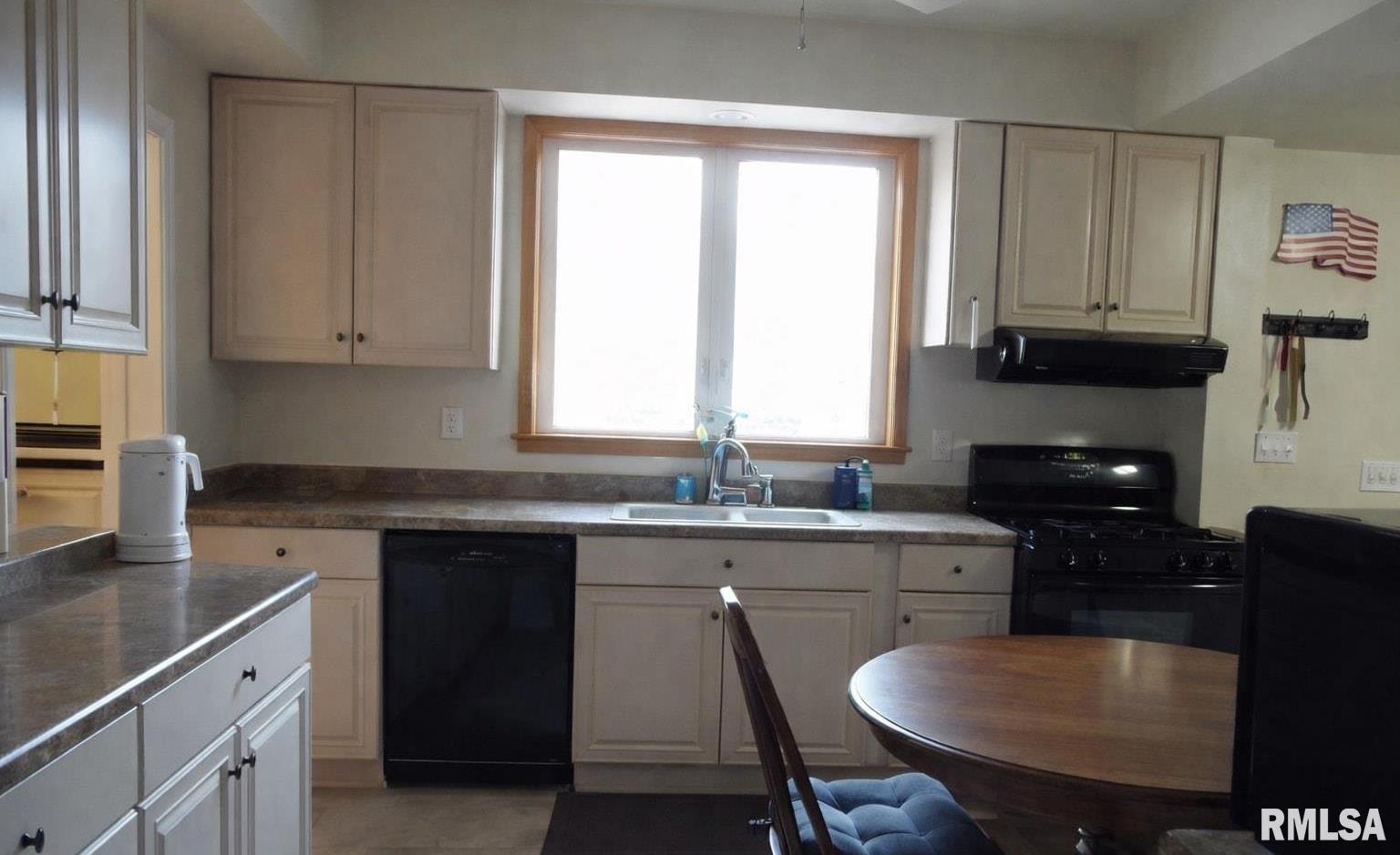 355 West Walnut Street Canton, IL 61520 - Photo 6 of 14