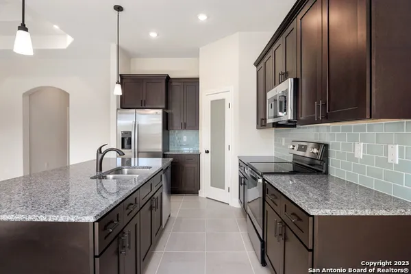 $2,700 | 406 Park Circle, Hondo, TX 78861