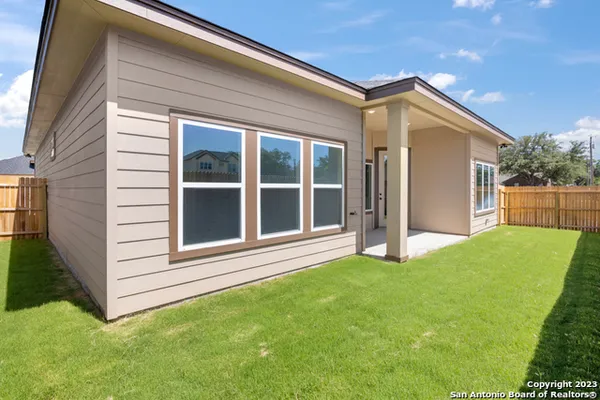 $2,700 | 406 Park Circle, Hondo, TX 78861