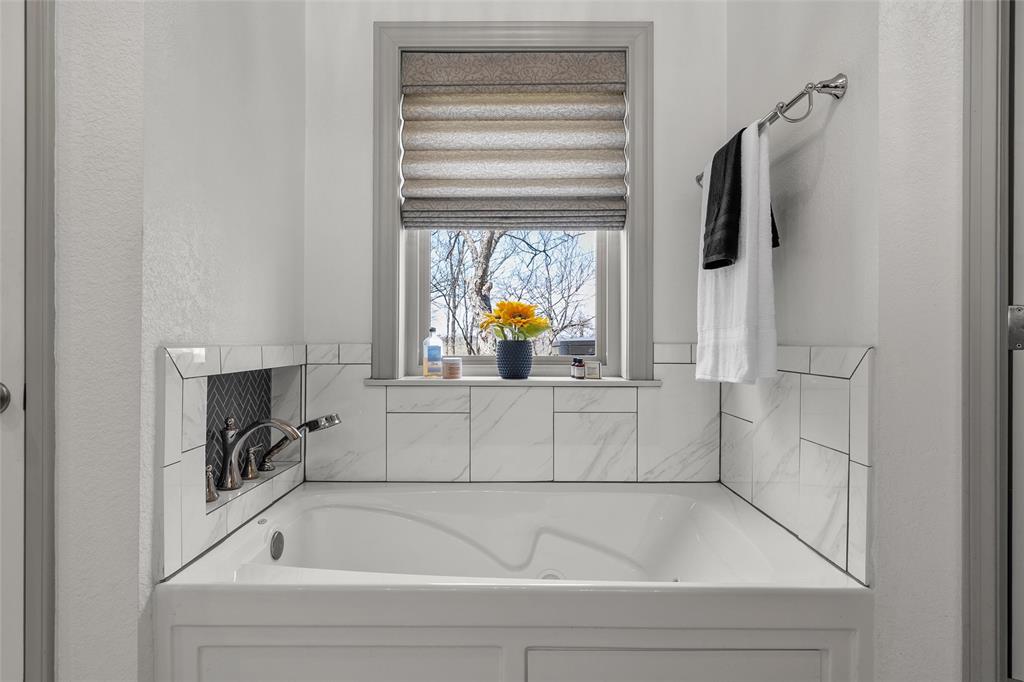 107 South Old Robinson Road Robinson, TX 76706 - Photo 22 of 39 Full bathroom with a bath