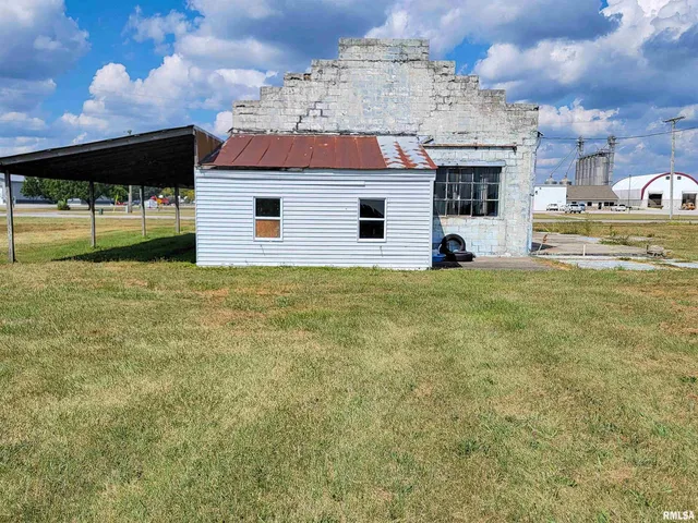 $195,000 | 11044 Old Highway 50, Flora, IL 62839