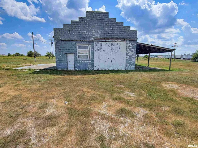 $195,000 | 11044 Old Highway 50, Flora, IL 62839