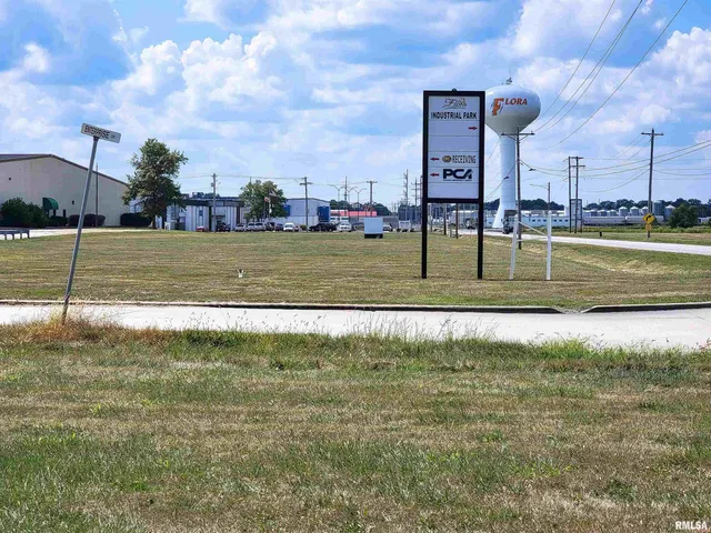 $195,000 | 11044 Old Highway 50, Flora, IL 62839