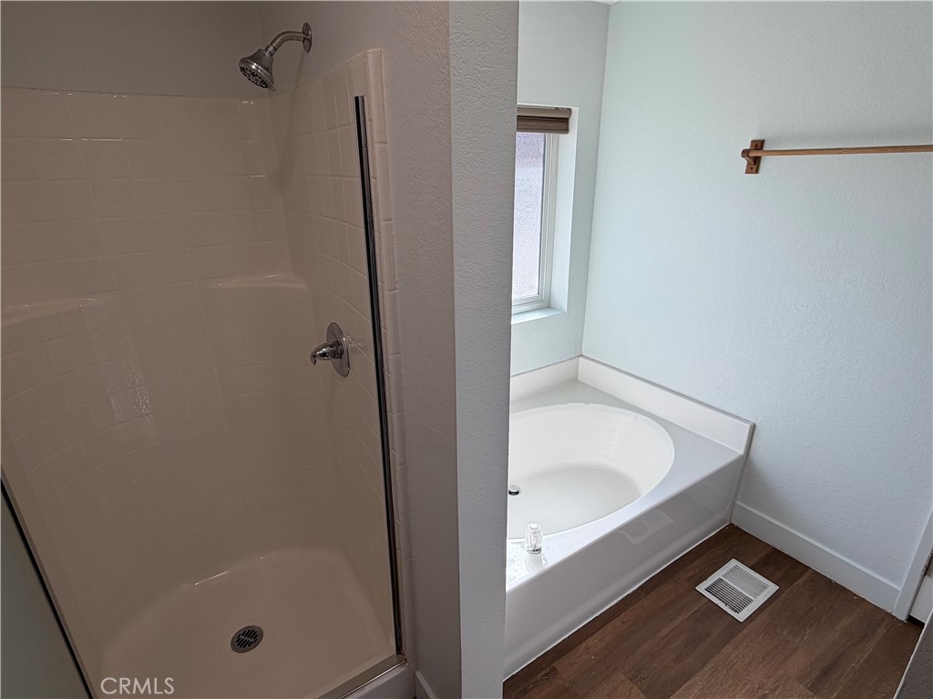 381 Amador Road Pinon Hills, CA 92372 - Photo 8 of 10 a bathroom with a tub