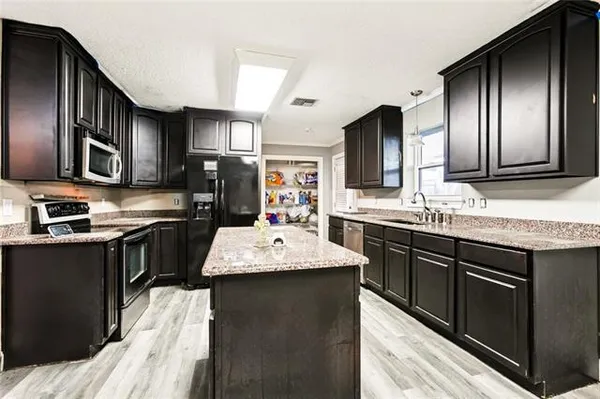 $239,900 | 2556 West Friendship Drive, Harvey, LA 70058