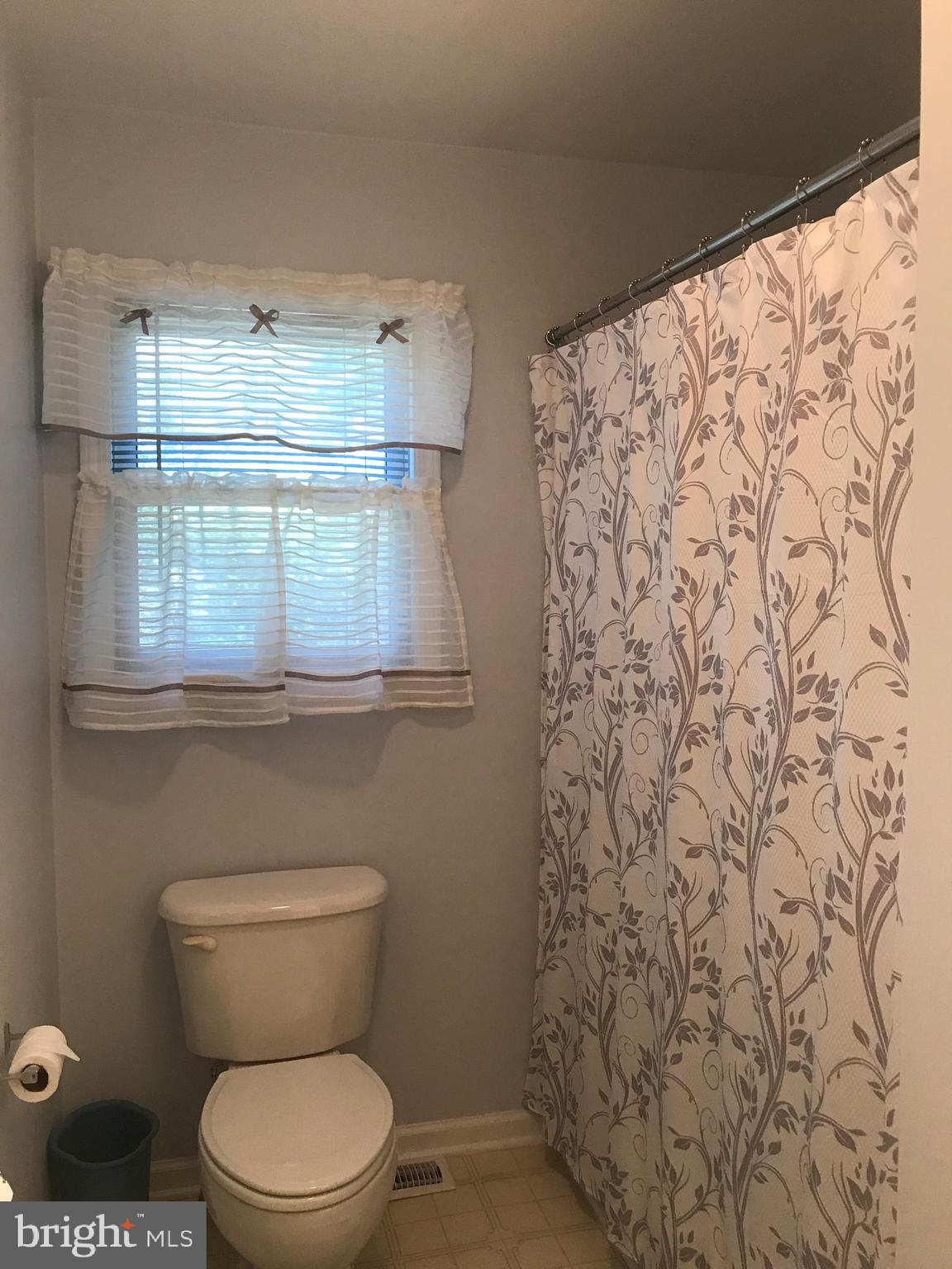 9 Shawnee Road Cambridge, MD 21613 - Photo 22 of 36 Hall bath