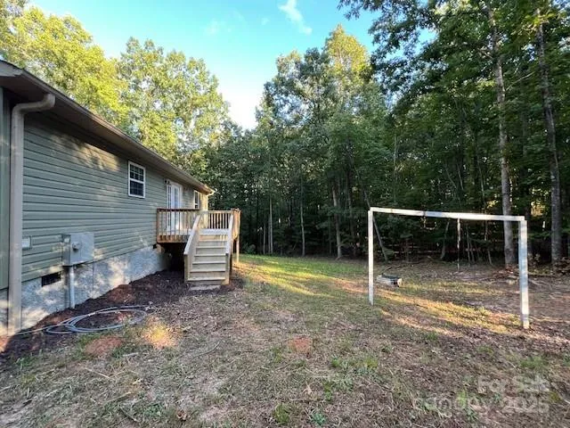 a view of a house with backyard