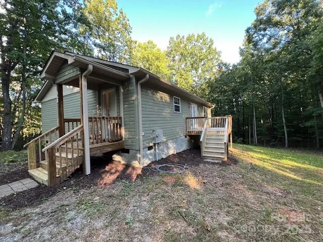 a view of a house with backyard and furniture
