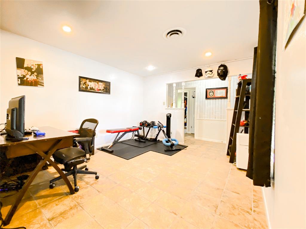 4301 Caprock Road Abilene, TX 79606 - Photo 11 of 29 Spacious room featuring light-toned tile flooring and recessed lighting