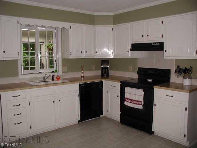 182 Hunters Ridge Road Winston-Salem, NC 27103 - Photo 7 of 9 Other. Crisp clean kitchen with lots of cabinet space.