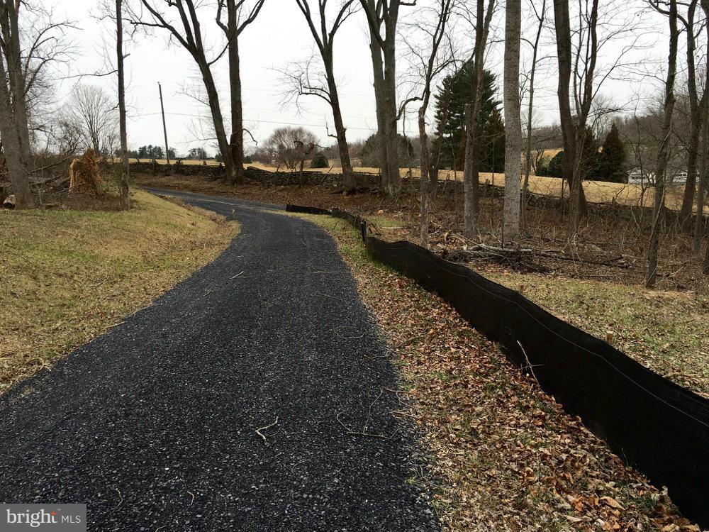 23360 Kirk Branch Road Middleburg, VA 20117 - Photo 2 of 8 Driveway,west