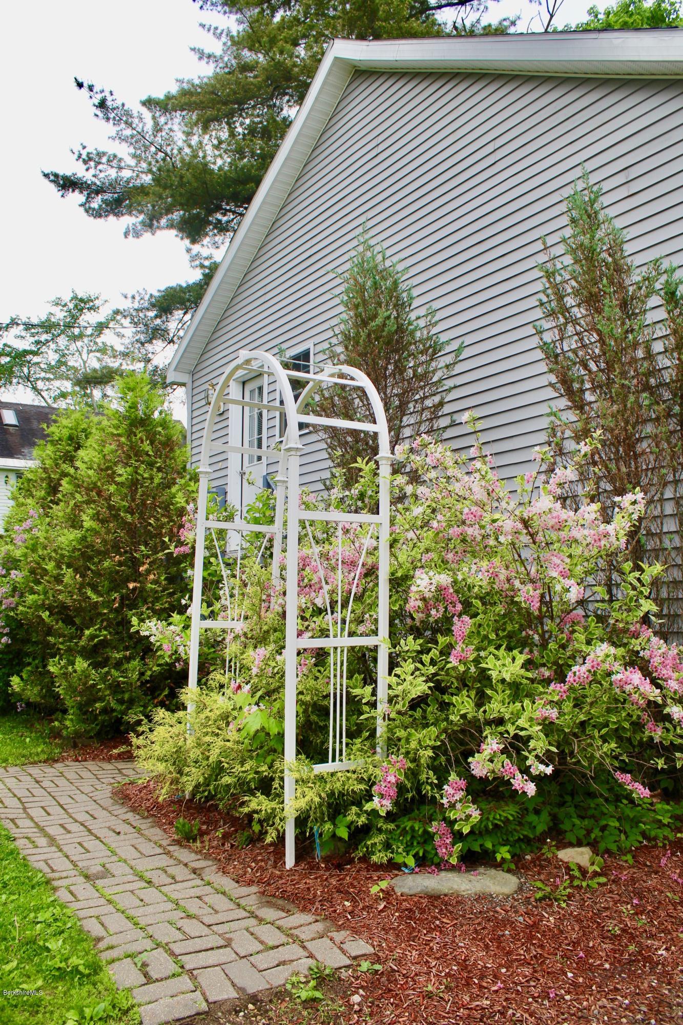 14 Argyle Road Pittsfield, MA 01201 - Photo 5 of 20 IMG_4715
