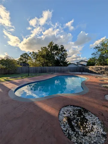 a view of a backyard