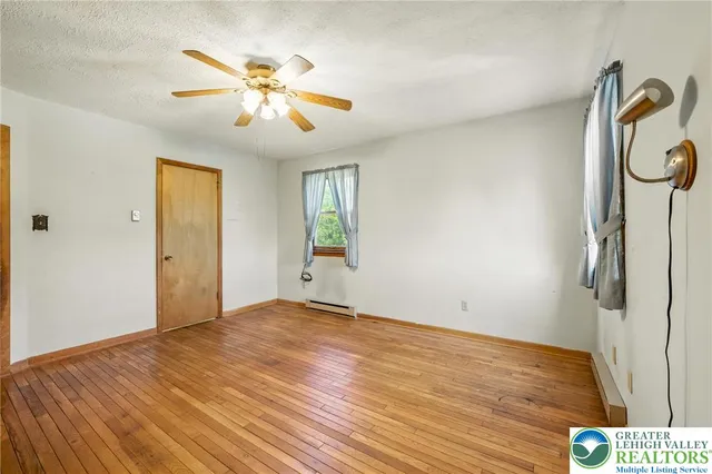 a view of empty room with window